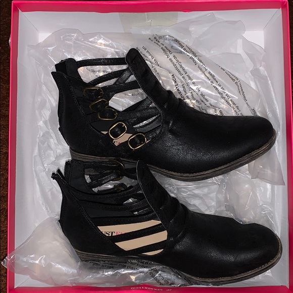 JustFab Shoes - Cute Short boots!